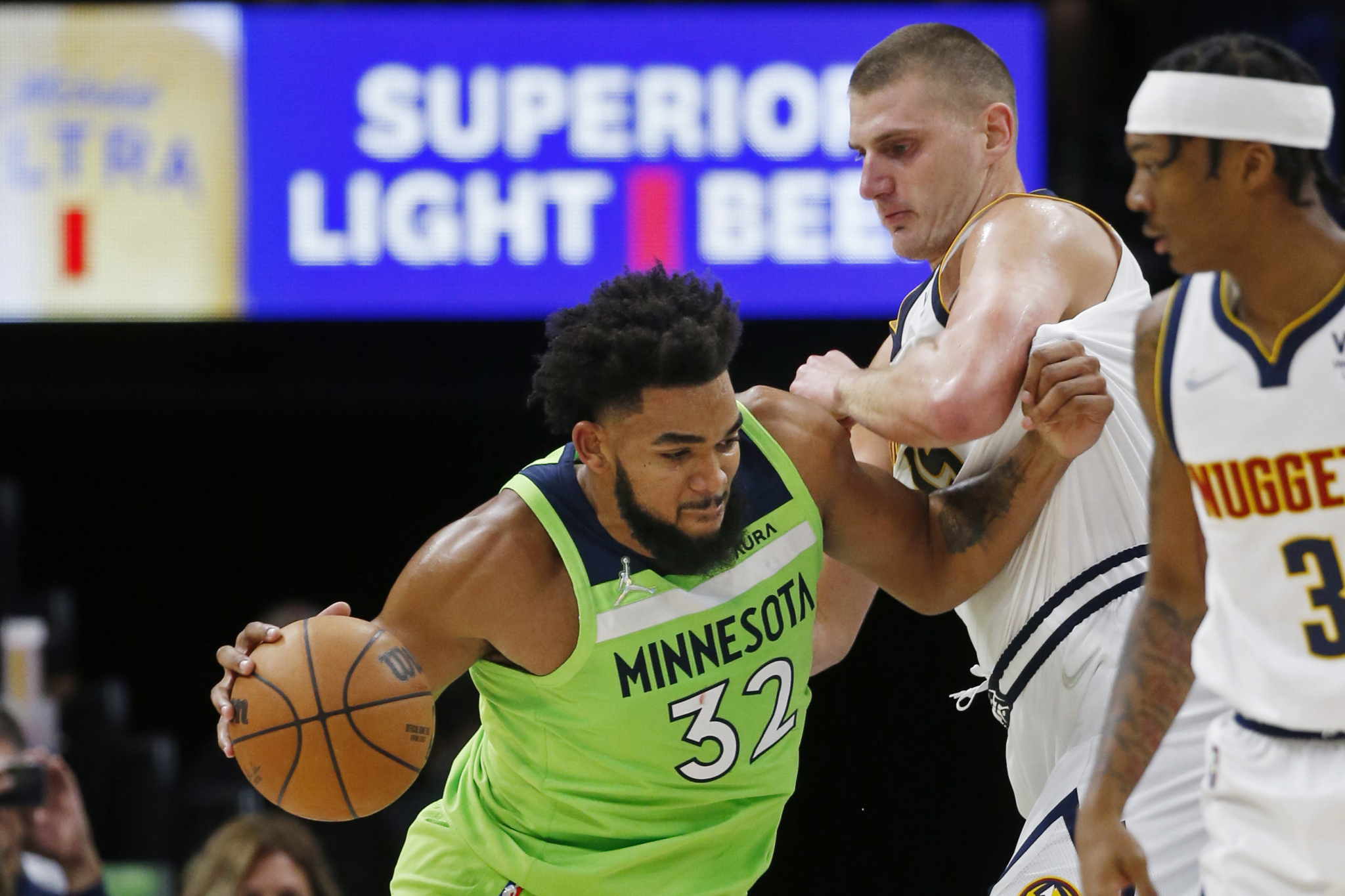 ŠTO ULAZIŠ U FRKU KAD SI SLABIJI? Još jedno magično veče Nikole Jokića, Srbin se poigravao sa 