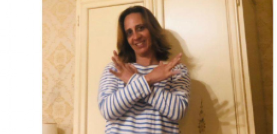 JEZIVO, MARINIKINA PROMOTERKA PONOSNA Ja sam među prvima pokazala šiptarskog dvoglavog orla! (FOTO)