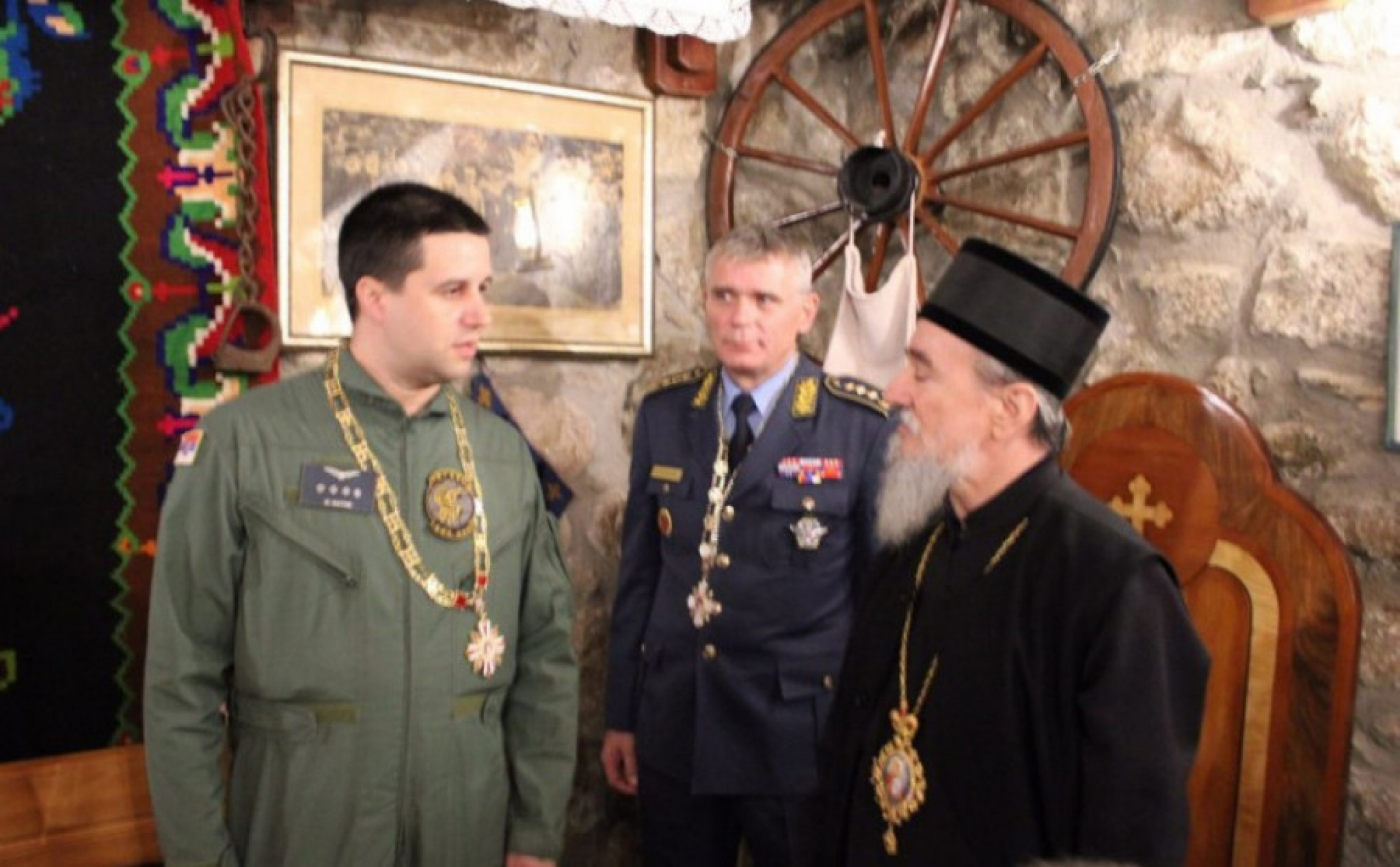 Za postavljanje Časnog krsta iznad manastira Mileševe odlikovani pukovnik i helikopterska eskadrila