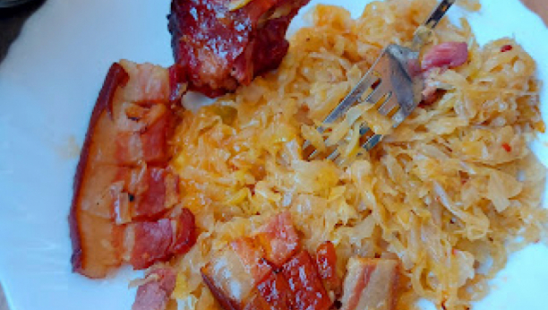 ZAPIS KOJI SE PRENOSI SA KOLENA NA KOLENO Savršen podvarak sa slaninicom, okupiće porodicu oko stola (VIDEO)