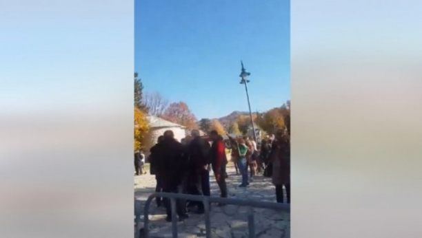 SRAMOTA U CRNOJ GORI Komite ponovo prave haos ispred Cetinjskog manastira! Vređali mitropolita Joanikija (VIDEO)