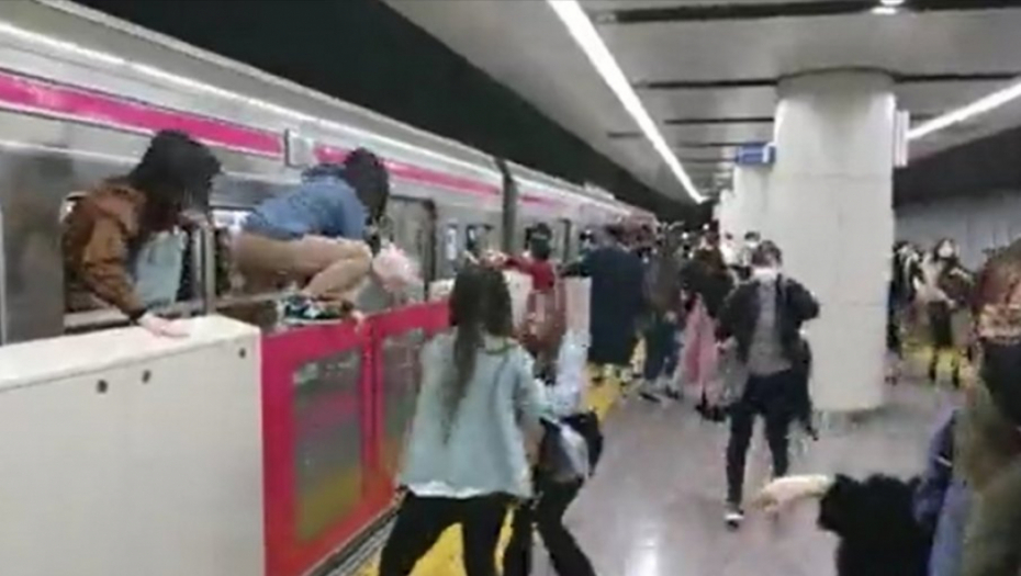 DRAMA U TOKIJSKOM VOZU Napadač i piroman obučen kao "Džoker", putnici iskakali kroz prozore (FOTO/VIDEO)