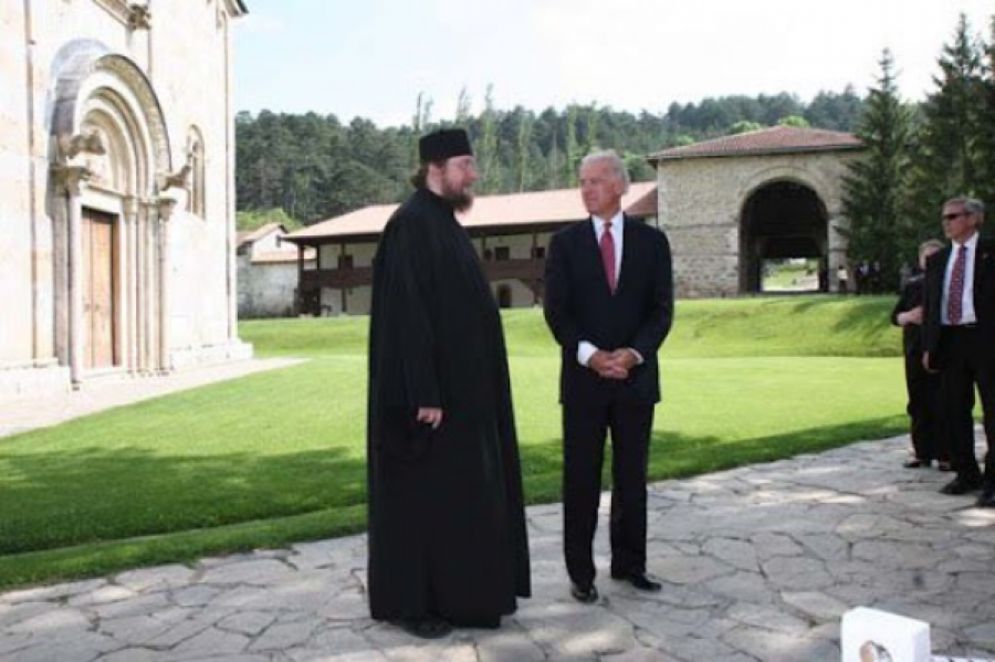 MANASTIR VISOKI DEČANI PODSETILI NA BAJDENOVU POSETU Evo šta je američki predsednik napisao u knjizi utisaka 2009. godine (FOTO)