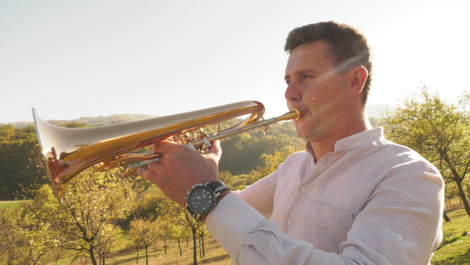 SLIKA ZA PONOS SRBIJE Marko Trnavac osim što je zlatni trubač Guče, on je i vredan poljoprivrednik (FOTO)