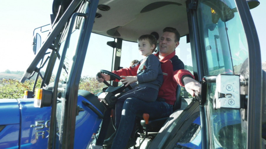 SLIKA ZA PONOS SRBIJE Marko Trnavac osim što je zlatni trubač Guče, on je i vredan poljoprivrednik (FOTO)