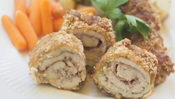 ZANIMLJIVA KOMBINACIJA, KOJU VREDI PROBATI Pileći rolat sa paprikom i sirom, vreme je za uživanje