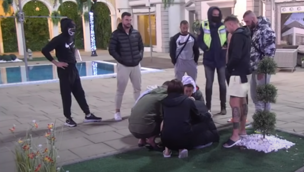 RAZBIO JE GLAVU, KRV ŠIKLJALA NA SVE STRANE Ovo je najgora svađa Dalile i Dejana u Zadruzi 5, svi su zanemeli nakon ovih kadrova