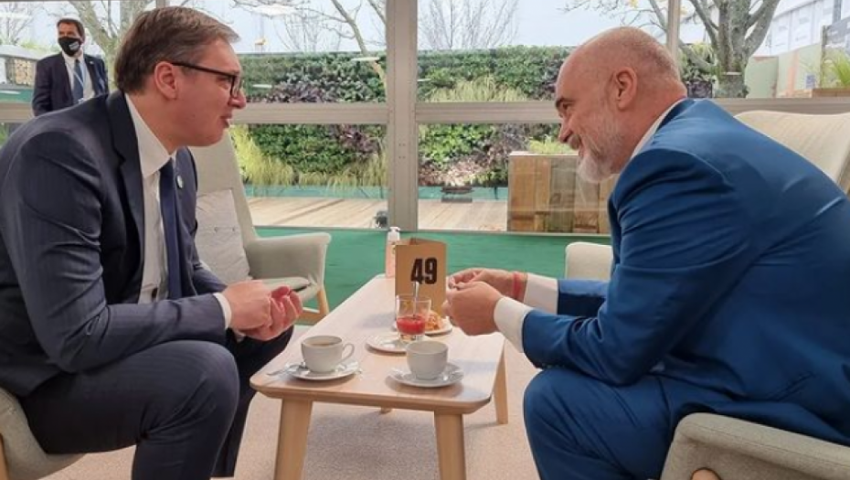 Predsednik Vučić seo sa Ramom na čaj, svi se pitaju ko je treći čovek za stolom