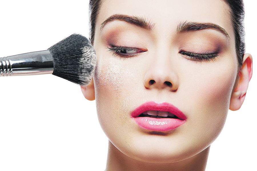 MAGIJA U PAR POTEZA: 5 sjajnih trikova da vam lice izgleda mršavije!