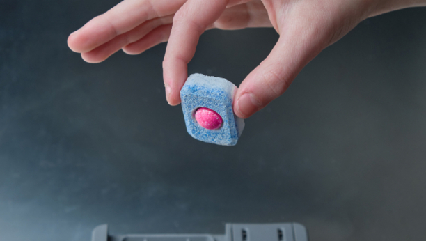 TRIK KOJA SVAKA DOMAĆICA TREBA DA ZNA Stavite tabletu za mašinsko pranje sudova u wc šolju, rezultat je neverovatan!