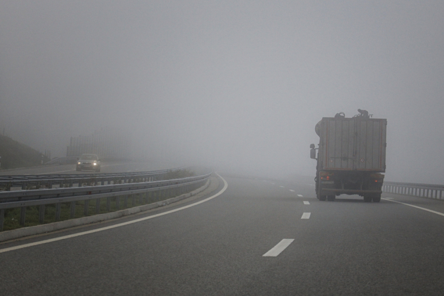 VOZAČI OPREZ! Smanjena vidljivost na ovim putnim pravcima zbog magle
