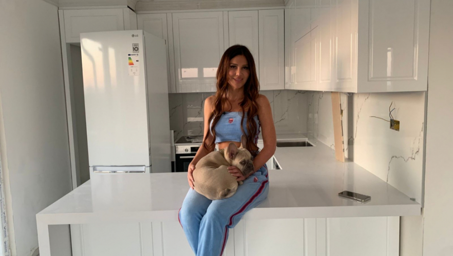 ZBOG NJENIH OBLINA SE USIJALE DRUŠTVENE MREŽE! Stanija Dobrojević pozirala u kupaćem, pa skinula gornji deo!