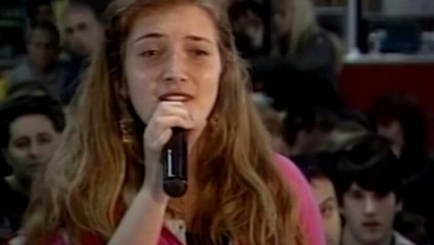 PREPOZNAJETE LI PEVAČICU SA FOTOGRAFIJE? Došla je iz Sarajeva u Beograd sa samo 16 godina, bila u Zvezdama Granda, a danas ovako izgleda!