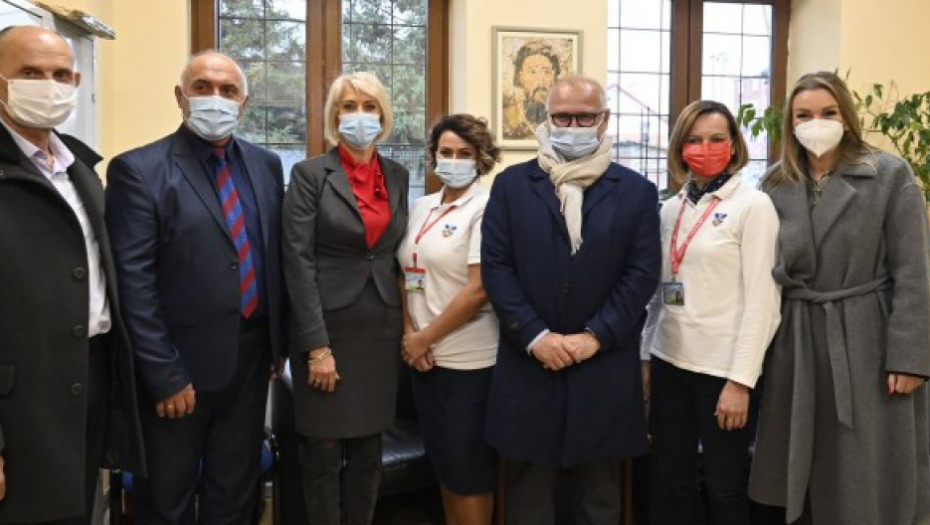 "PLATA ĆE IM BITI POVEĆANA NA 50.000 DINARA" Vesić posetio Centar za socijalni rad u Surčinu