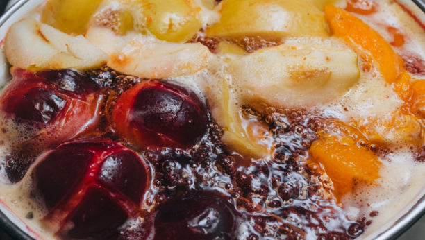 MNOGI SU OVO JELI KAO POSLASTICU Nutricioniskinja otkrila koliko je kompot zapravo zdrav