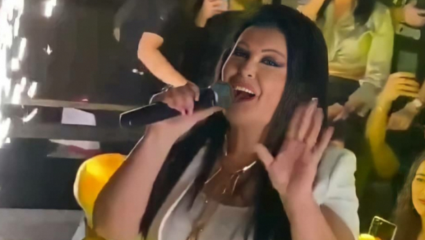DRAGANI PRIJATELJ POSLAO BUKET RUŽA NA NASTUP Pevačica digla Beč na noge posle duge pauze!