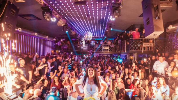 DRAGANI PRIJATELJ POSLAO BUKET RUŽA NA NASTUP Pevačica digla Beč na noge posle duge pauze!