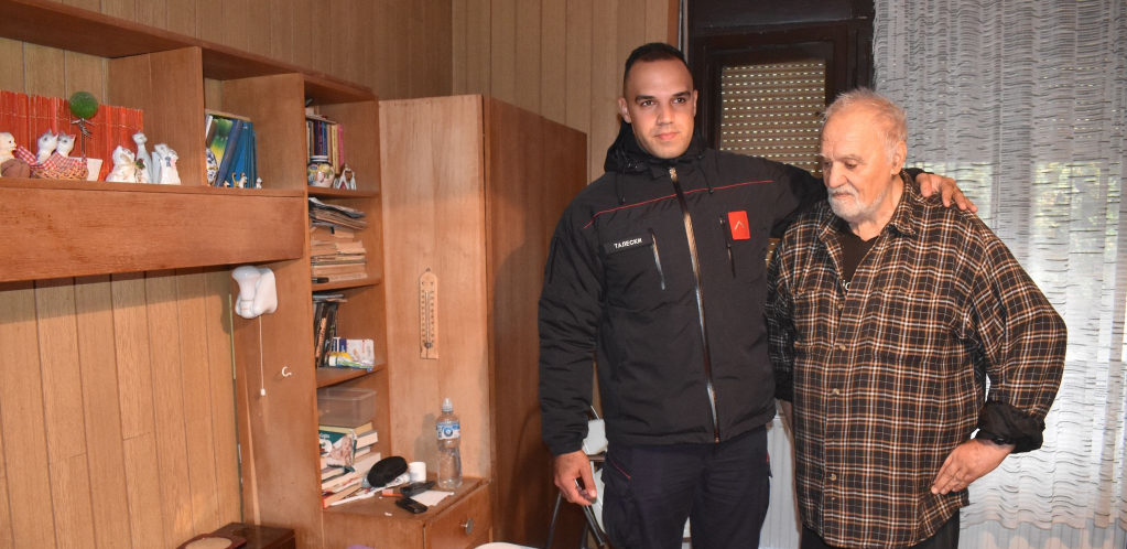 DIRLJIV SUSRET Vatrogasac Aleksandar posetio Novoviće nakon odlikovanja, Vilin im obećao novi televizor