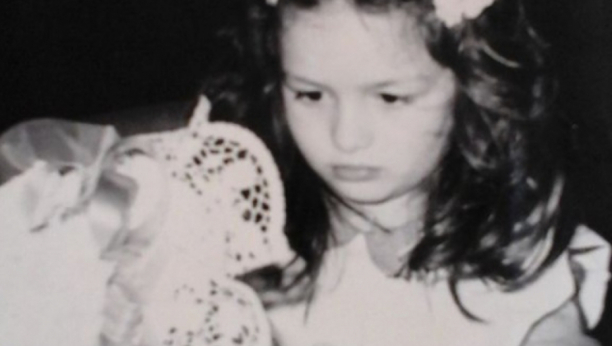 DA LI MOŽETE DA POGODITE KO JE DEVOJČICA SA SLIKE? Ima specifičnu "boju glasa", a mnogi je znaju po pesmi "Oči boje duge"