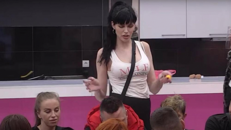 NJIMA NE TREBA JORGAN Deniz oralno zadovoljila Mihića u kupatilu, a onda je usledila akcija kao u po*no filmu i to bez zaštite! (VIDEO)