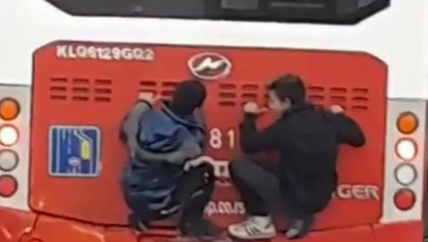 DECA ŠOKIRALA SUGRAĐANE Umesto u autobusu voze se na njemu (VIDEO)