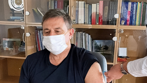 PRIMER DRUGIMA! Selektor Piksi primio i treću dozu vakcine protiv korone! (FOTO)