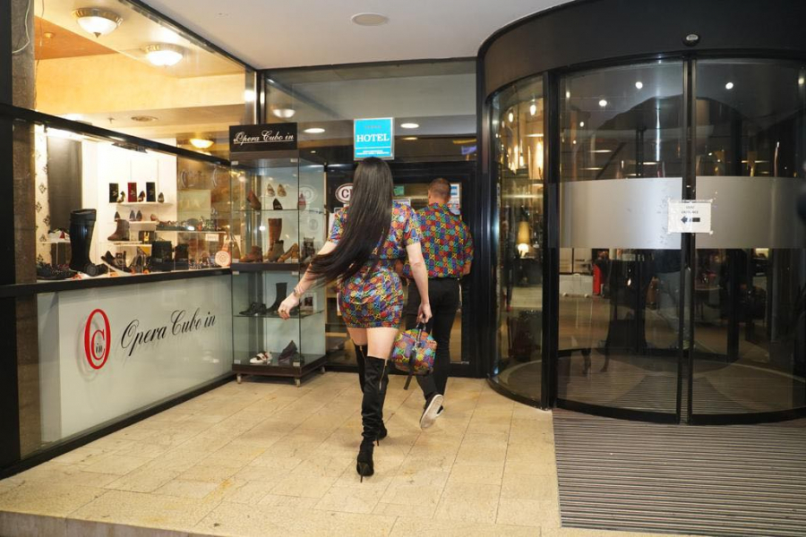 KAKO ELEKTRA ELITE OKOM, NENAD SKOKOM Trans prevačica se ne odvaja od muža, prati je svuda u stopu