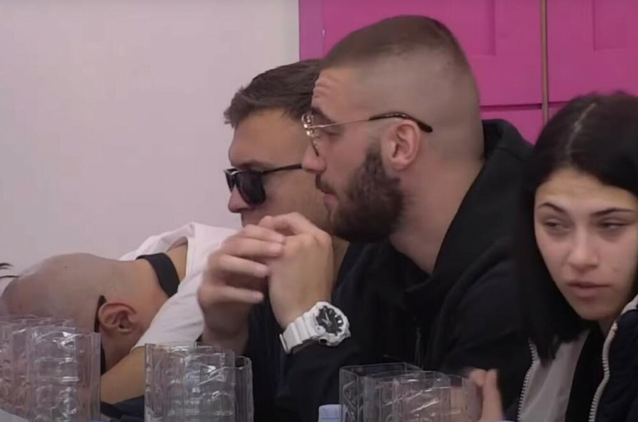 ŽENA TI SEDI KOD KUĆE, A OVDE TI SKAČU PO POLNOM ORGANU! Mensur udario na oženjenog cimera, potpuno ga raskrinkao zbog skandaloznog ponašanja