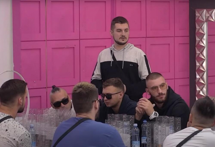 ŽENA TI SEDI KOD KUĆE, A OVDE TI SKAČU PO POLNOM ORGANU! Mensur udario na oženjenog cimera, potpuno ga raskrinkao zbog skandaloznog ponašanja