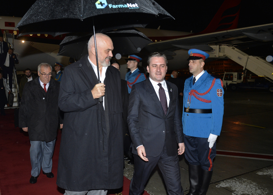 Rama stigao u Beograd, dočekao ga Selaković na aerodromu