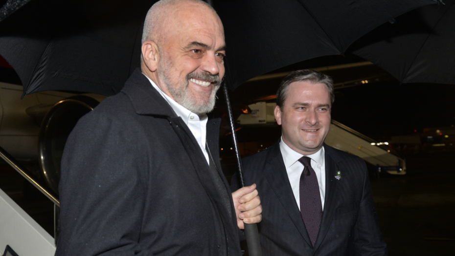 Rama stigao u Beograd, dočekao ga Selaković na aerodromu