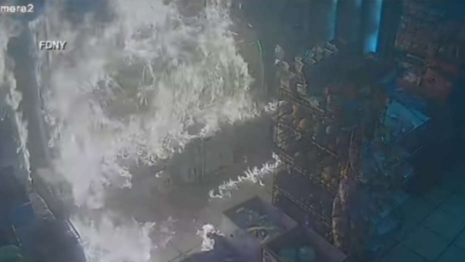 POSLE SVAĐE BACAO MOLOTOVLJEVE KOKTELE Zastrašujući snimak paljenja radnje, vatrena stihija progutala sve u sekundi