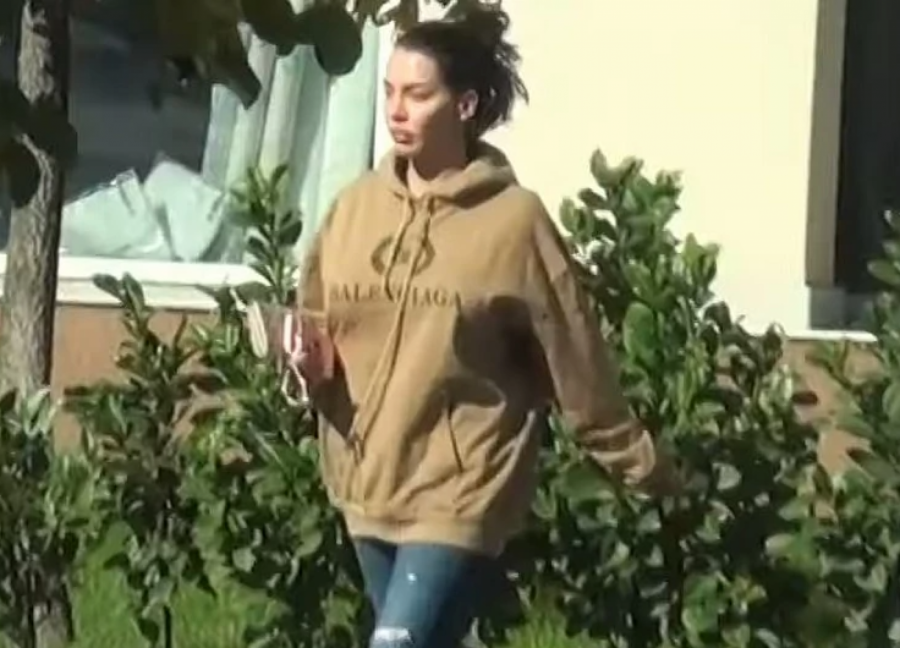 OVAKVU JE NISTE VIĐALI Helena Topalović bez trunke šminke i u širokoj garderobi, a komplimenti samo pljušte!