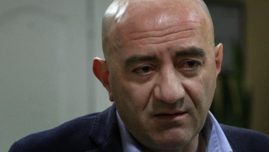 KONU TREBA ZAŠTITA POLICIJE! Na doktorovoj zgradi osvanuo sramni grafit koji vređa njegovo poreklo i profesiju