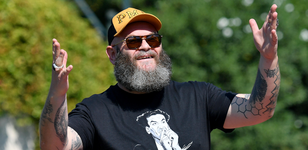 SLAVNI GLUMAC UZ ZVEZDU Došao u Pionir da podrži crveno-bele