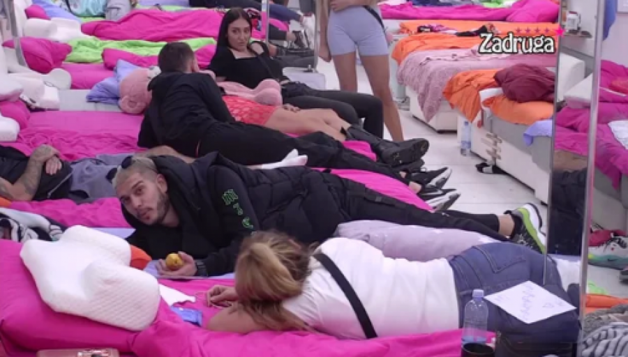 SANDRA VRATILA DEJANU OSMEH NA LICE! Dragojević ne može da sakrije koliko mu prija društvo ove žene!