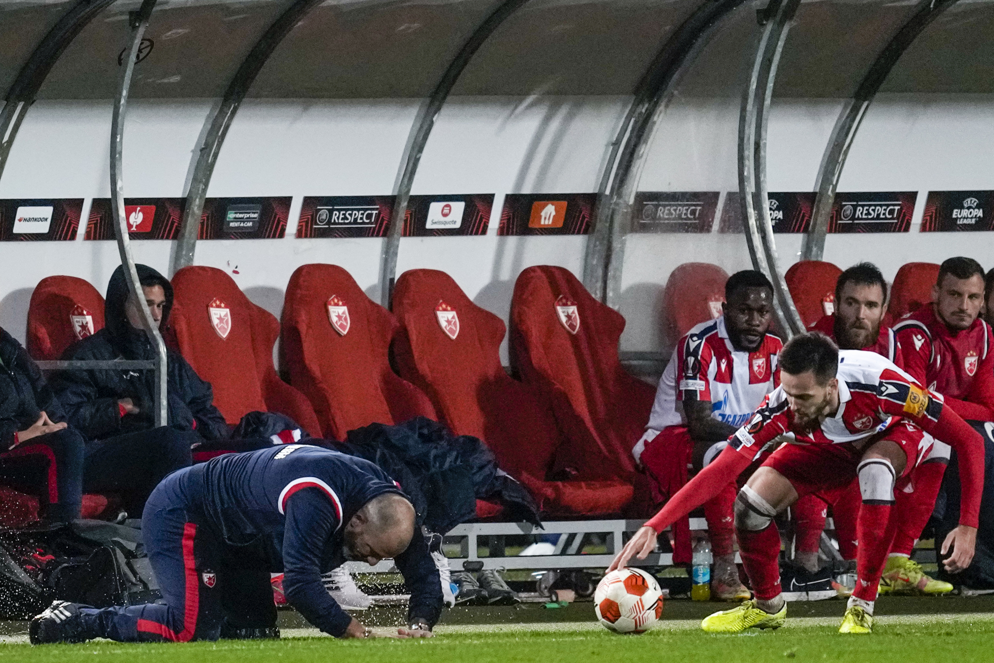 NOVI PROBLEM ZA ZVEZDU! UEFA se sprema da reaguje, navijači pogodili i sudiju?