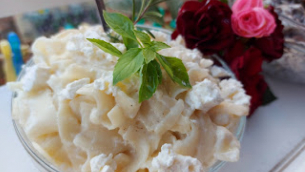 NAPRAVITE RUČAK I DESERT U ISTO VREME Slane i slatke makarone, brzo i lako se sprema, a uživa natenane (VIDEO)