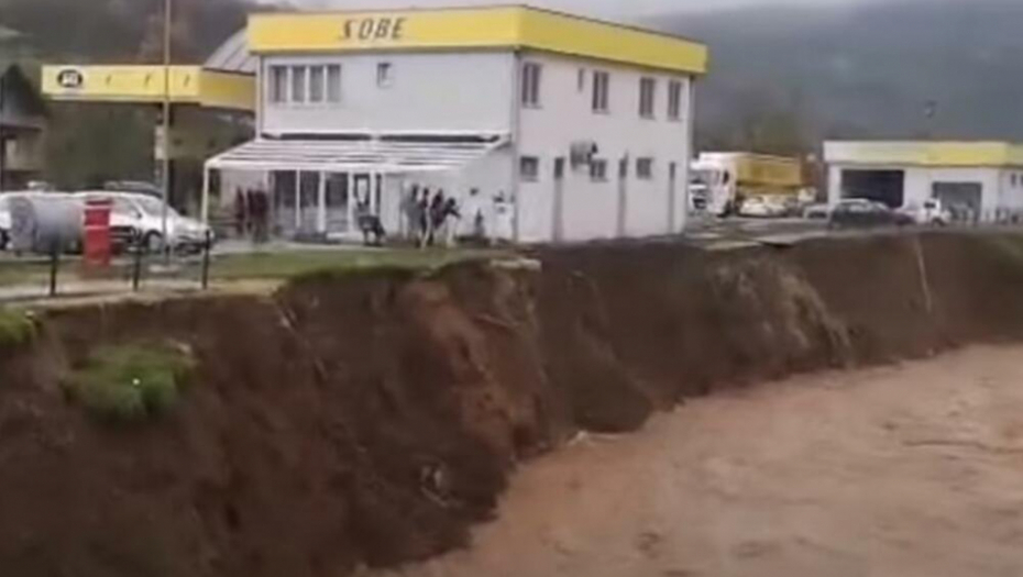 ALARMANTNO U SARAJEVU! Neverovatni prizori, bujica preti da proguta benzinsku pumpu i motel (VIDEO)