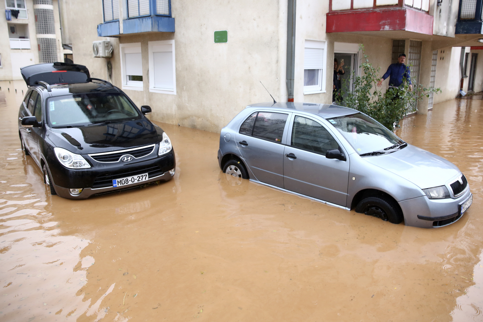 SITUACIJA U BOSNI PRETI DA ESKALIRA Voda je poplavila više od stotinu domaćinstava, ugroženo stanovništvo evakuisano (VIDEO)