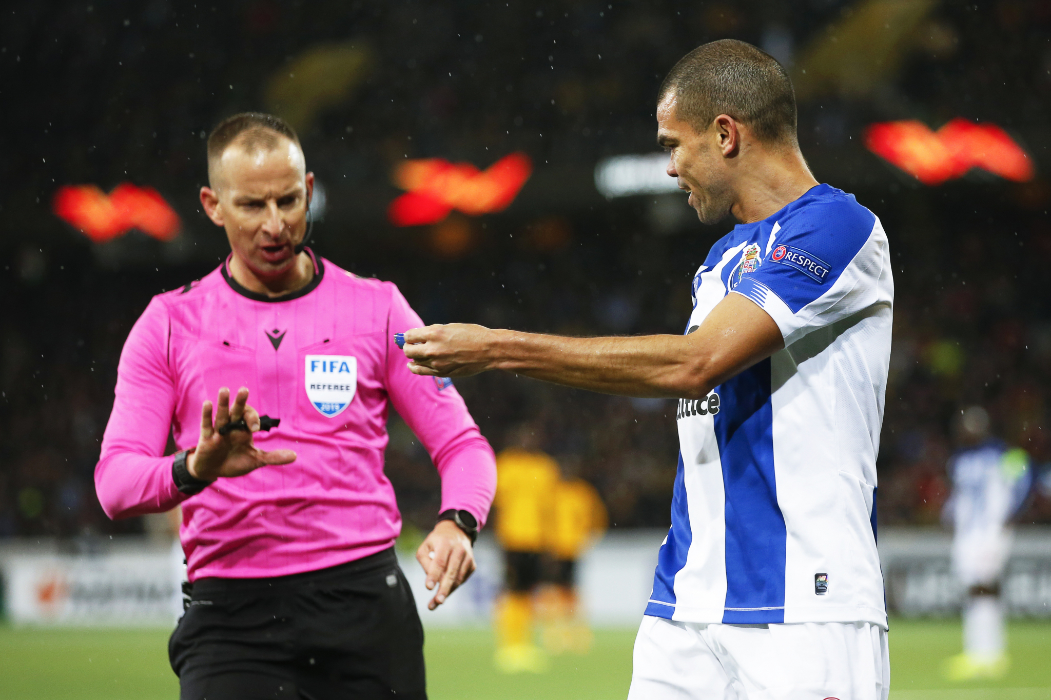 KO JE SUDIJA KOJI JE ZAVIO ZVEZDU U CRNO! Mađar ima debeo dosije, svirao je NAJSKANDALOZNIJI penal u istoriji fudbala! (VIDEO)