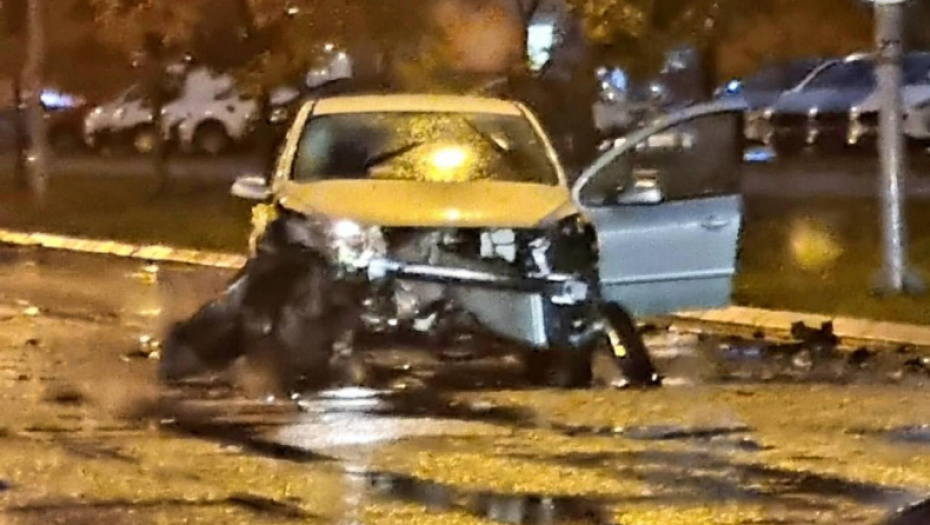 STRAVIČAN SUDAR NA NOVOM BEOGRADU Potpuno uništen auto na bulevaru: Letelo staklo po betonu