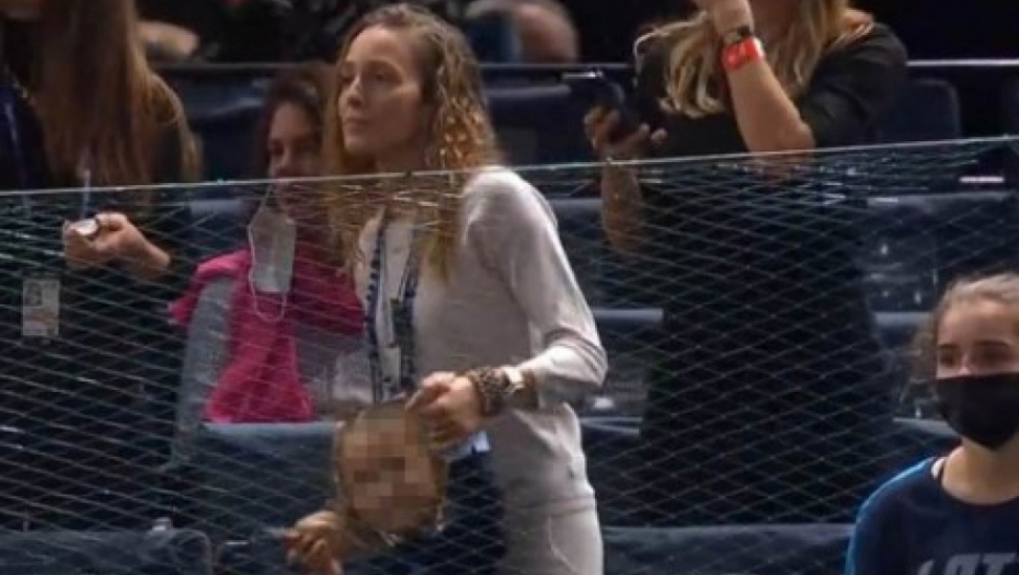 POTEZ JELENE I TARE ODUŠEVIO SVE Ovakvu podršku sa tribina Novak još nije imao