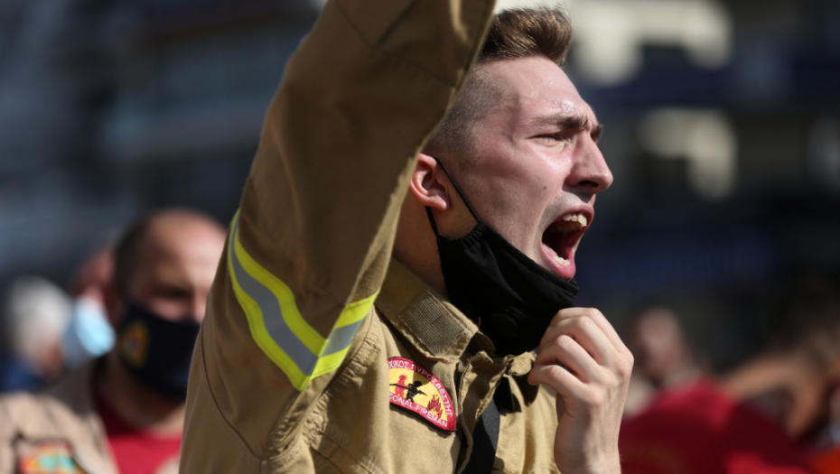 LETOS BILI HEROJI DANAS IH HAPSE Vatrogasci u Grčkoj na ulicama: Nisu dobili obećane ugovore o radu (FOTO/VIDEO)