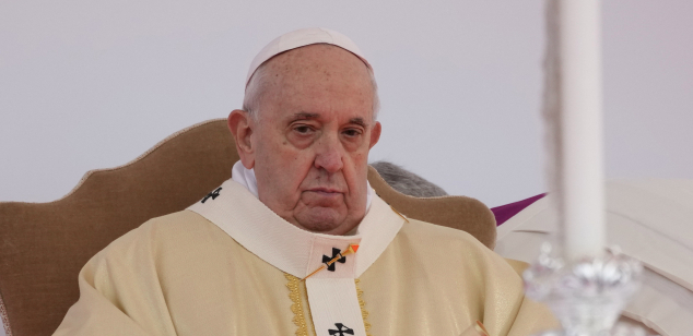DRAMA U GRČKOJ Sveštenik se srušio kada je papa Franja došao: Poručio mu SLEDEĆE!