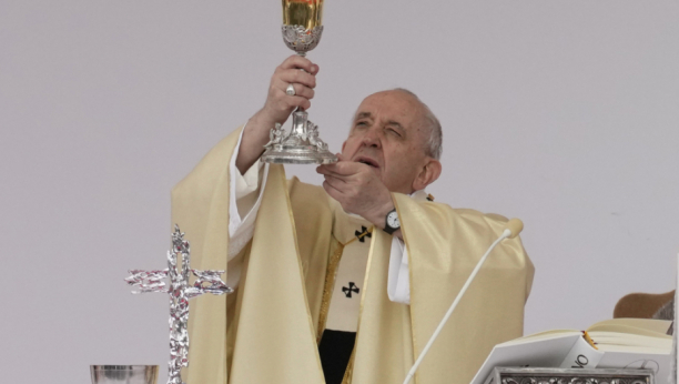 VATIKAN ZABRINUT! Papa Franja opet završio u invalidskim kolicima