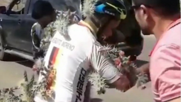 ZAVRŠIO U BOLNICI NA VAĐENJU BODLJI Biciklista uleteo u žbun kaktusa, evo kako se proveo (FOTO/VIDEO)