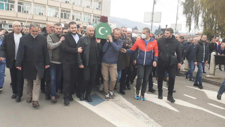 MUAMER ZUKORLIĆ ISPRAĆEN NA VEČNI POČINAK Na grobnom mestu ispisane OVE tri reči! (FOTO/VIDEO)