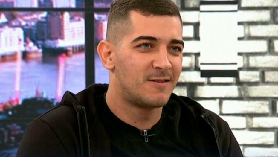 ODUZET MU BESNI "MERCEDES" Kelja opet divljao po Novom Beogradu, policija zaustavila ljutu mašinu bez tablica sa ljubičastim farovima (FOTO)