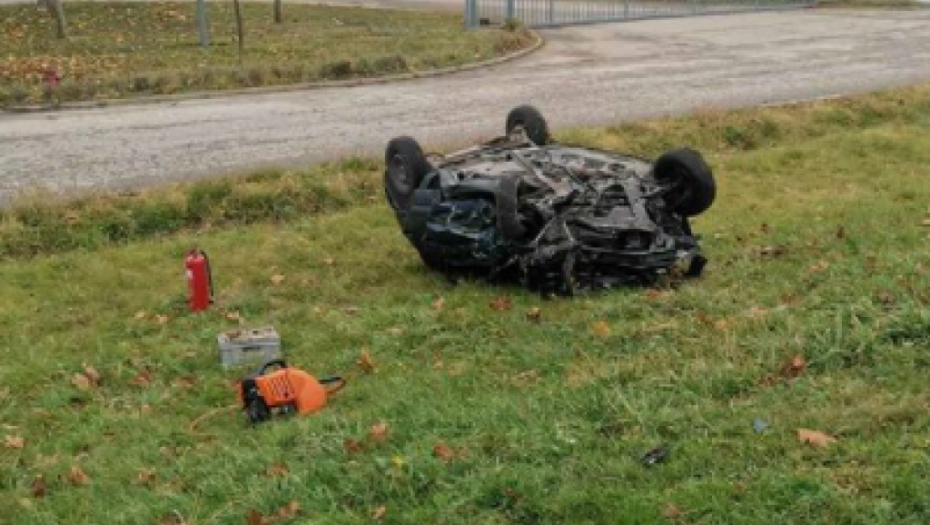 VELIKA TRAGEDIJA NA ZRENJANINCU Poginula devojka,  vatrogasci morali da seku prevrnuto vozilo (FOTO)